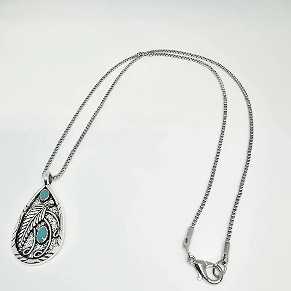 NWOT Exquisite Faux Turquoise Feather Pendant Necklace - Picture 2 of 2